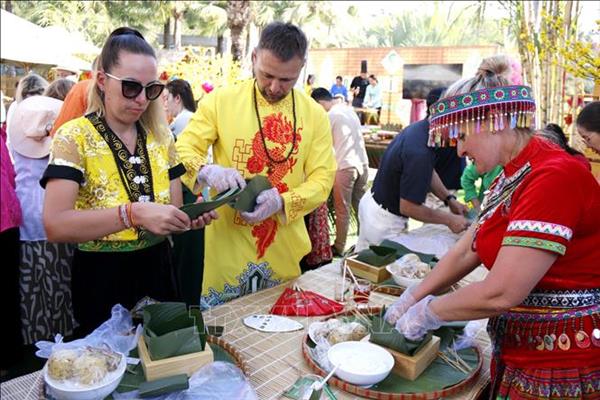 Tết Việt hút khách Tây