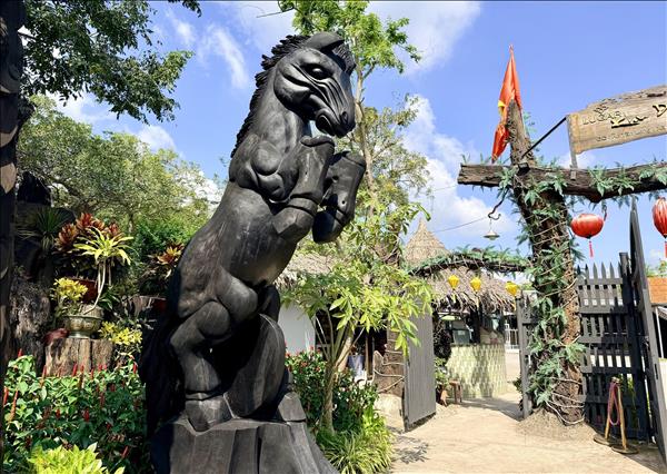 Bảo tàng gỗ lũa giữa dòng sông Tiền