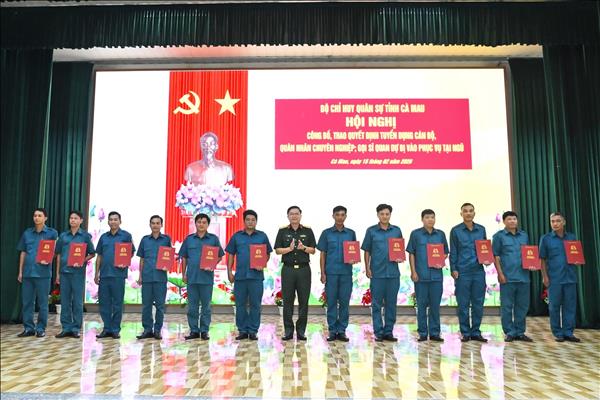 Cà Mau: Bộ Chỉ huy quân sự tỉnh trao quyết định gọi sĩ quan dự bị vào phục vụ tại ngũ