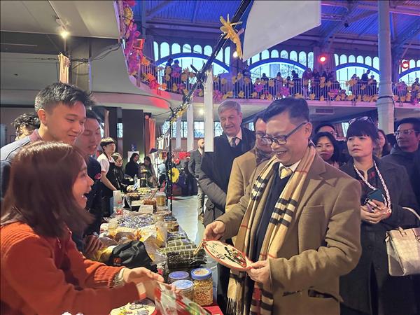 Xuân Bính Ngọ 2026: Phiên chợ Tết cộng đồng thắt chặt tình hữu nghị Việt - Pháp