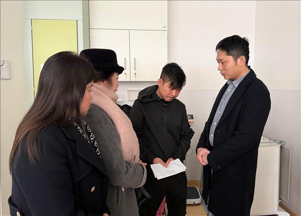 Đại sứ quán Việt Nam tại Đức thăm hỏi gia đình nạn nhân vụ cháy tại Berlin