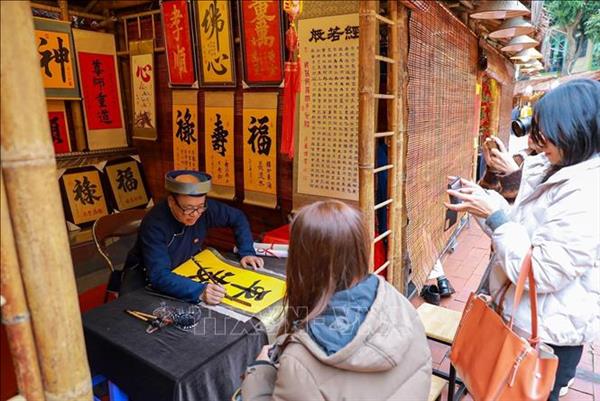 새해 사찰 참배와 ‘글자 받기: 베트남인의 아름다운 문화