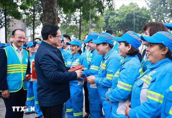 旧正月テト前に ファム・ミン・チン首相 環境衛生作業員を激励
