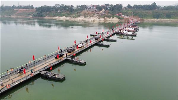Thông xe cầu phao Đoan Hùng bắc qua sông Lô