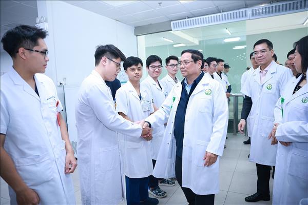 팜 밍 찡 총리, 설 맞아 병원 방문해 의료진 및 환자 격려