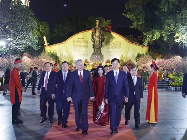 苏林总书记看望慰问河内市党部、政府和人民并致以新春祝福