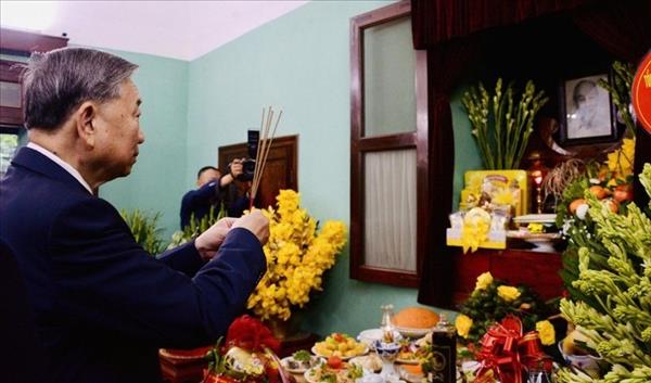 ທ່ານເລຂາທິການໃຫຍ່ ໂຕເລິມ ໄປຖະຫວາຍທູບທຽນຢູ່ພະລາຊະວັງ ທັງລອງ ແລະ ຖະຫວາຍທູບທຽນ ອາໄລຫາ ປະທານ ໂຮ່ຈີມິນ ຢູ່ເຮືອນເລກທີ 67