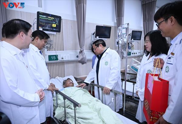 លោកនាយករដ្ឋមន្ត្រី ហ្វាម មិញជីញ ទៅសួរសុខទុក្ខ ជូនពរឆ្នាំថ្មី និងលើកទឹកចិត្តដល់គ្រូពេទ្យ គិលានុបដ្ឋាយិកា និងអ្នកជំងឺនៅតាមមន្ទីរពេទ្យនានា