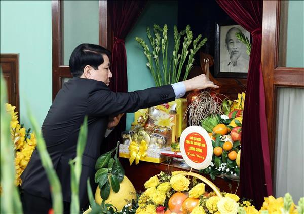 Chủ tịch nước Lương Cường dâng hương tưởng niệm Chủ tịch Hồ Chí Minh tại Nhà 67 và Bắc Bộ Phủ