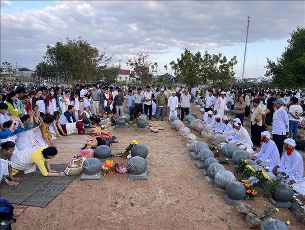 Đồng bào Chăm rộn ràng đón Tết cổ truyền Ramưvan