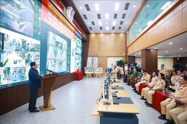 チン首相、交通安全を願う