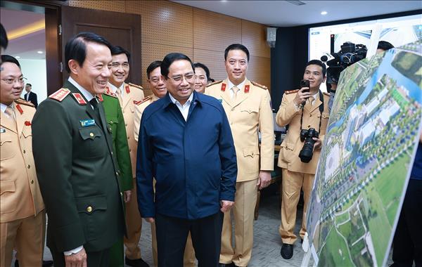 Thủ tướng Phạm Minh Chính chúc Tết, động viên lực lượng đảm bảo an toàn giao thông và an ninh mạng Bộ Công an