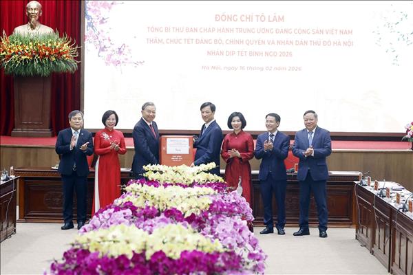 Tổng Bí thư Tô Lâm dâng hương tại Tượng đài vua Lý Thái Tổ và thăm, chúc Tết Đảng bộ, chính quyền, nhân dân Thủ đô Hà Nội