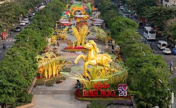 ຖະໜົນດອກໄມ້ ຫງວຽນເຫ້ວ ເປີດກວ້າງພື້ນທີ່, ເປັນຄັ້ງທຳອິດວາງສະແດງທັງກາງເວັນ - ກາງຄືນ