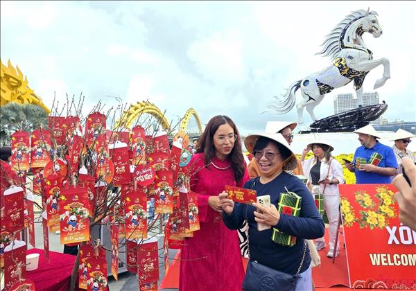 岘港市迎接2026丙午年新春国际游客冲年喜