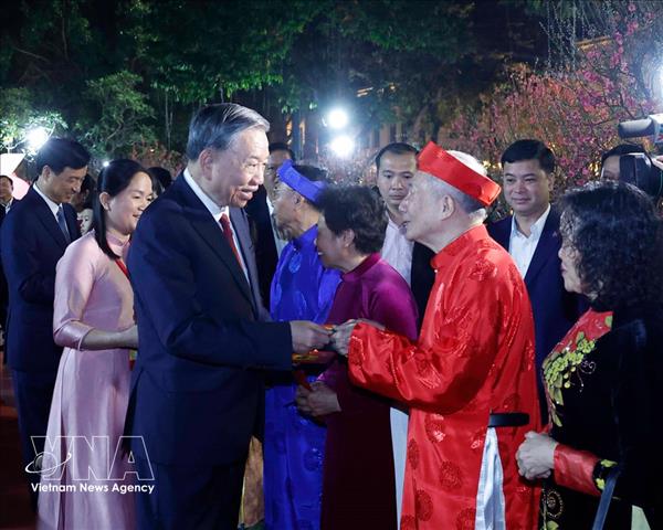 Генсек То Лам возложил благовония к памятнику императору Ли Тхай То и посетил, поздравил с Тэтом партийную организацию, власти и жителей Ханоя