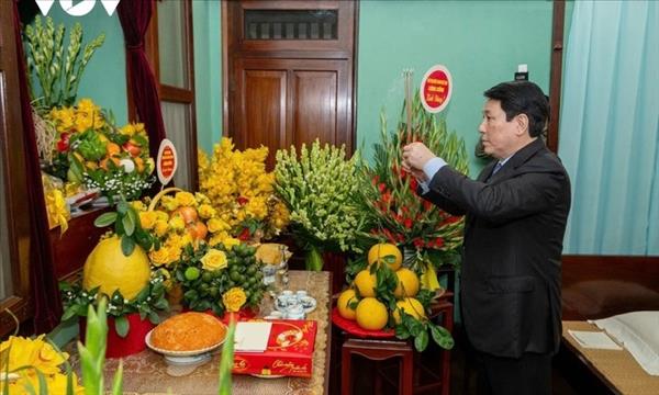 ປະ​ທານ​ປະ​ເທດ ເລືອງ​ເກື່ອງ ຖະ​ຫວາຍ​ທູບ​ທຽນ​ອາ​ໄລ​ຫາ​ປະ​ທານ ໂຮ່​ຈີ​ມິນ ຢູ່​ເຮືອນ​ 67