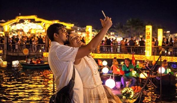 ປະ​ຊາ​ຊົນ​ ຫວຽດ​ນາມ ປິ​ຕິ​ຊົມ​ຊື່ນ​ຕ້ອນ​ຮັບ​ປີ​ໃໝ່​ປີ​ມະ​ເມຍ 2026