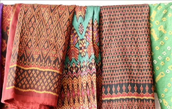 高棉族同胞织锦手工艺村发展遗产经济