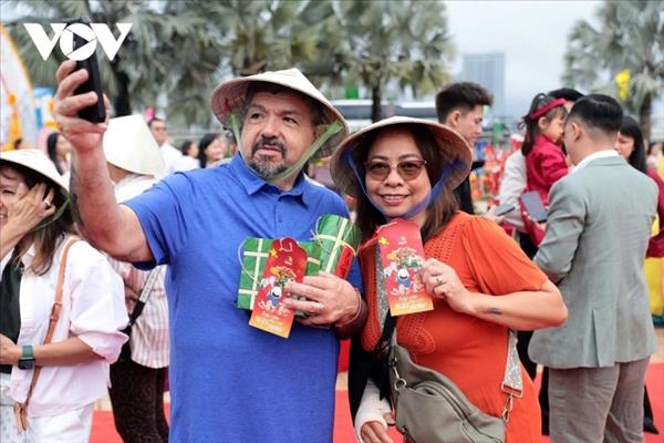 ダナンで新春の観光イベント 最初の外国人観光客歓迎