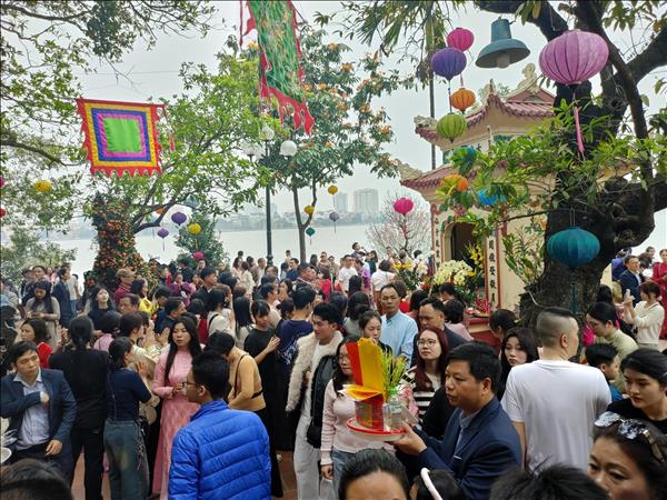 Đi lễ đầu Xuân: Gìn giữ nét văn hóa tâm linh của người Hà Nội