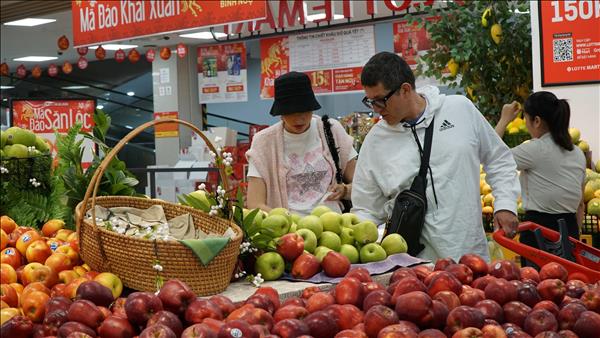 Thị trường hàng hoá ngày mùng 1 Tết: Hàng hoá dồi dào, giá cả ổn định