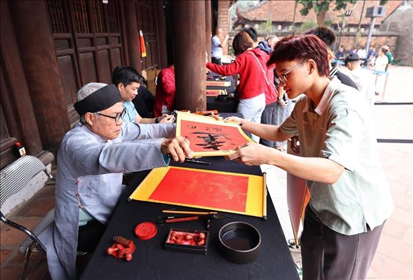 Hanoians Enjoy Spring Spirit of Lunar New Year of the Horse