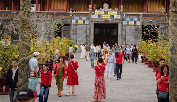 Du khách ấn tượng với phong vị Tết cổ truyền tại Đại Nội Huế trong ngày mùng 1 Tết