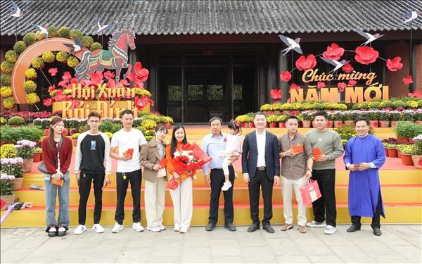 Ninh Bình chào đón những du khách đầu tiên xông đất đầu năm