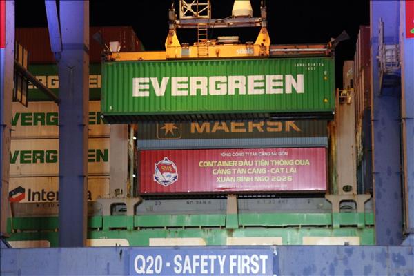 Tân cảng Cát Lái đón 7 chuyến tàu container trong đêm giao thừa Xuân Bính Ngọ