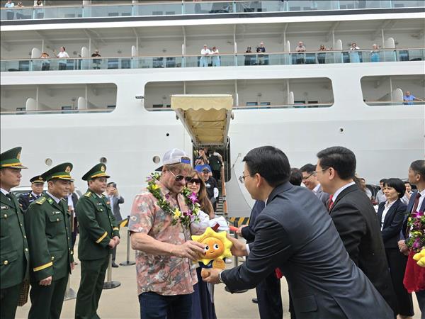 Quảng Ninh rộn ràng những chuyến tàu xông đất đầu Xuân Bính Ngọ ​​