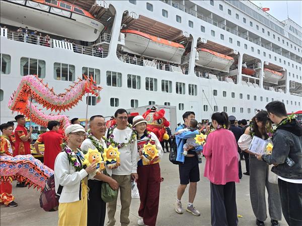 Quảng Ninh rộn ràng những chuyến tàu xông đất đầu Xuân Bính Ngọ ​​