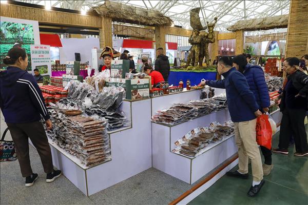 Marché intérieur au 2ᵉ jour du Têt du Cheval 2026 : la demande se redresse