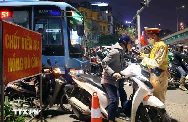 大年初一晚上越南全国逾1600起酒驾违规行为被查处