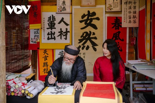 新春に文字を求める慣わし ― ベトナムに息づく書の文化