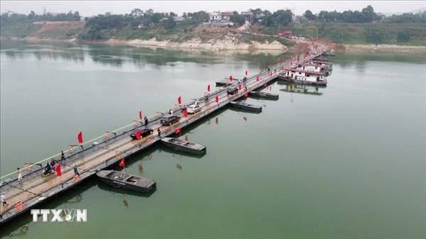 Premier vietnamita elogia la instalación urgente de un puente flotante sobre el río Lo antes del Tet