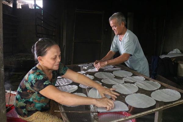 Giữ lửa cho làng nghề bánh tráng hơn 300 năm tuổi ở Cố đô Huế