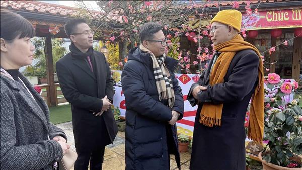 Xuân Bính Ngọ 2026: Kiều bào tại Pháp hướng về quê hương đất nước trong ngày đầu Năm mới