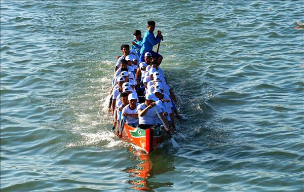 Tưng bừng Lễ hội đua thuyền mừng xuân Bính Ngọ trên sông Cà Ty