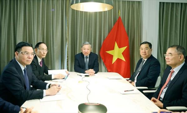 또 럼 서기장, 전 미 상원의원과 통화...양국관계 증진 기여에 사의