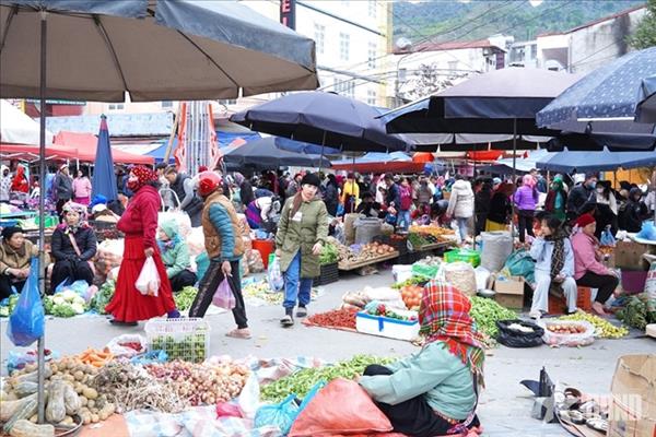 ຕະຫຼາດເຂດພູສູງເຕັມໄປດ້ວຍສີສັນລະດູບານໃໝ່ໃນຊຸມມື້ກ່ອນບຸນເຕັດ