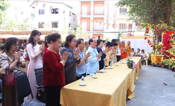 Phat Tich Pagoda in Vientiane hands out Tet packages to the disadvantaged