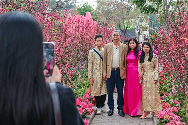 Người dân rộn ràng du Xuân bên hồ Hoàn Kiếm 