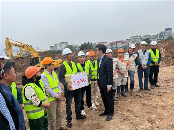 Lãnh đạo tổ chức Công đoàn Thủ đô động viên công nhân thi công xuyên Tết
