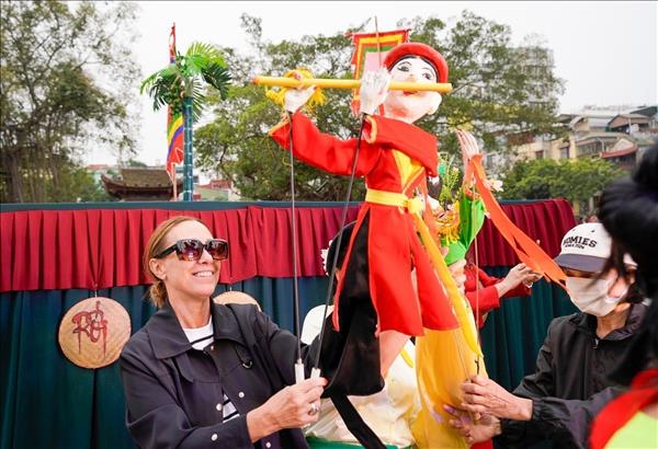 Te Tieu Traditional Puppet Performance Attracts Locals and Tourists in Hanoi