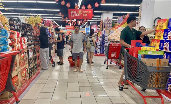 Thị trường hàng hoá ngày mùng 3 Tết: Nguồn cung dồi dào, giá cả ổn định