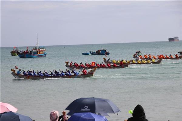 Lễ hội đua thuyền rồng truyền thống vùng biển Cà Ná