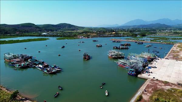 몽까이 국제 국경문, 설 연휴 첫 관광객들로 북적여
