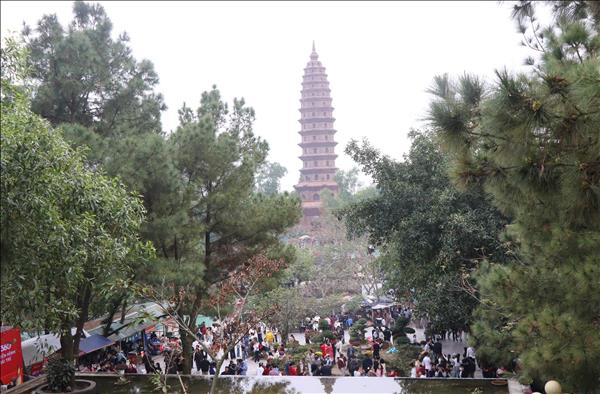 Du khách tưng bừng trẩy hội Phật Tích