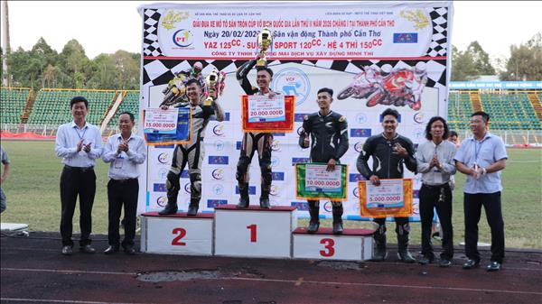 Các vận động viên tranh tài ở Giải đua xe mô tô sân tròn cúp vô địch quốc gia